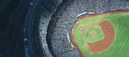 Luftaufnahme eines gut gefüllten Baseballstadions mit dem Spielfeld und vollen Rängen.