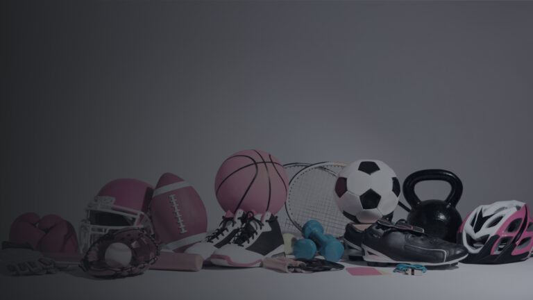 Verschiedene Sportgeräte – Football-Helm, Basketball, Fußball, Tennisschläger, Kettlebell, Hanteln und Sportschuhe – arrangiert vor grauem Hintergrund.